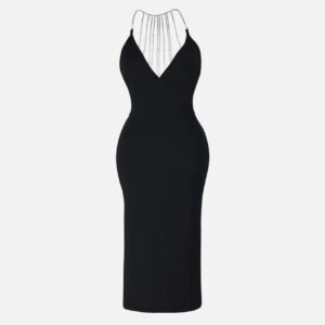 Vestido negro ajustado a la rodilla con espalda descubierta y pedrería